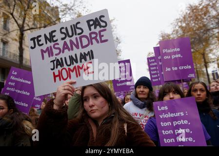 Les femmes sont descendues dans la rue à Paris pour demander Plus de Justice et de soutien aux femmes victime de Violences Foto Stock