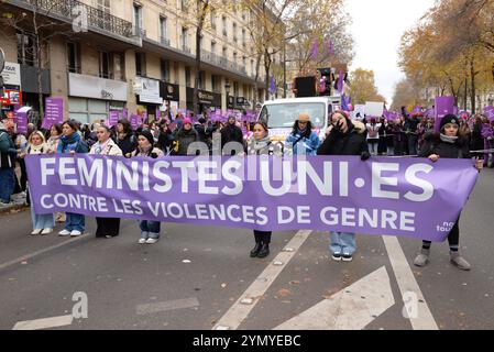 Les femmes sont descendues dans la rue à Paris pour demander Plus de Justice et de soutien aux femmes victime de Violences Foto Stock