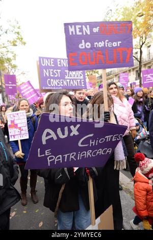 Les femmes sont descendues dans la rue à Paris pour demander Plus de Justice et de soutien aux femmes victime de Violences Foto Stock