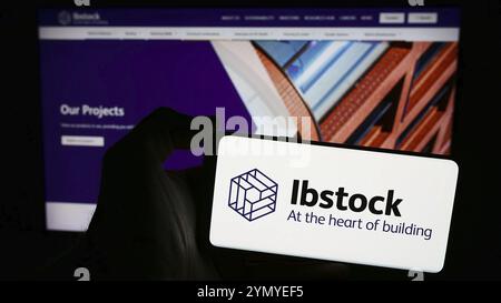 Stoccarda, Germania, 03-20-2024: Persona che detiene un cellulare con il logo della società britannica di materiali da costruzione Ibstock plc davanti alla pagina web aziendale. FOC Foto Stock
