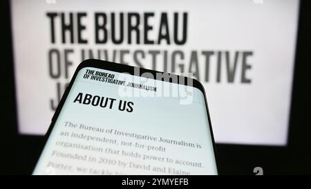 Stoccarda, Germania, 04-13-2024: Telefono cellulare con sito web di organizzazione il Bureau of Investigative Journalism (TBIJ) davanti al logo. Concentrati sull'inizio Foto Stock