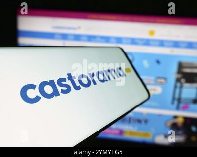 Stoccarda, Germania, 04-08-2024: Telefono cellulare con logo della catena di negozi Castorama di fronte al sito web aziendale. Concentrati a sinistra di p Foto Stock