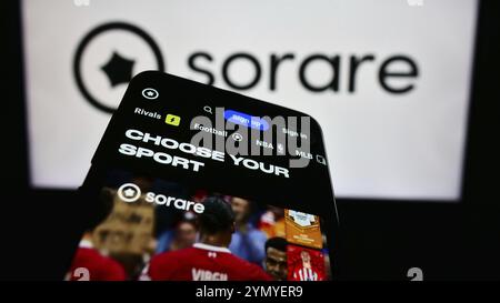 Stoccarda, Germania, 05-21-2024: Telefono cellulare con pagina web della società francese di sport cripto-fantasy Sorare SAS davanti al logo aziendale. Concentrati sulla parte superiore Foto Stock