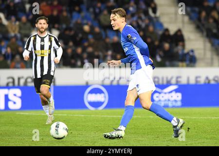 Genk, Belgio. 23 novembre 2024. Genk's Matte Smets in azione durante una partita di calcio tra il KRC Genk e lo Sporting Charleroi, sabato 23 novembre 2024 a Genk, il giorno 15 della stagione 2024-2025 della "Jupiler Pro League" prima divisione del campionato belga. BELGA FOTO JILL DELSAUX credito: Belga News Agency/Alamy Live News Foto Stock