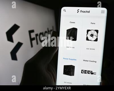 Stoccarda, Germania, 02-24-2024: Persona che detiene il cellulare con pagina web della società svedese di progettazione di hardware per computer Fractal Gaming AB con logo. Messa a fuoco o Foto Stock