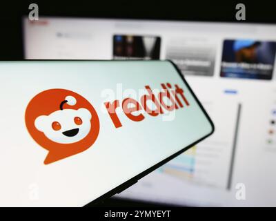 Stoccarda, Germania, 03-15-2024: Smartphone con logo della società americana di social media Reddit Inc. Davanti al sito Web aziendale. Concentrati sulla sinistra del telefono Foto Stock