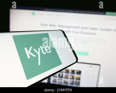 Stoccarda, Germania, 07-04-2024: Telefono cellulare con logo della società brasiliana POS Kyte tecnologia de software Ltda. davanti al sito web. Concentrati sul centro Foto Stock