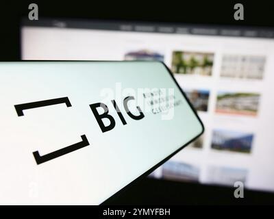 Stoccarda, Germania, 04-05-2024: Smartphone con logo della società austriaca Bundesimmobiliengesellschaft m.b.H. (GRANDE) davanti al sito web. Concentrati sul cente Foto Stock