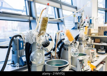 Evaporatori rotanti con condensatori in un laboratorio di chimica ben attrezzato Foto Stock