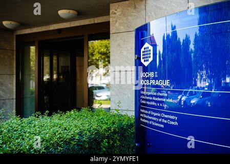 Ingresso principale dell'Istituto di chimica organica e biochimica dell'Accademia ceca delle scienze Foto Stock