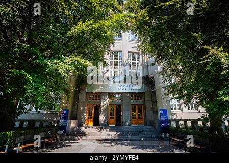 Ingresso principale dell'Istituto di chimica organica e biochimica dell'Accademia ceca delle scienze Foto Stock