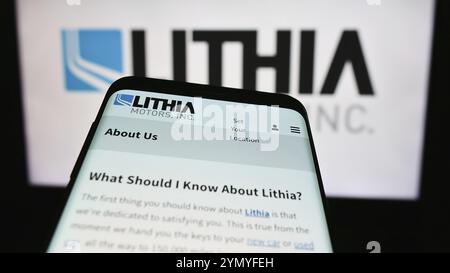 Stoccarda, Germania, 04-13-2024: Smartphone con sito Web della concessionaria automobilistica statunitense Lithia Motors Inc. Davanti al logo aziendale. Concentrati sull'inizio Foto Stock