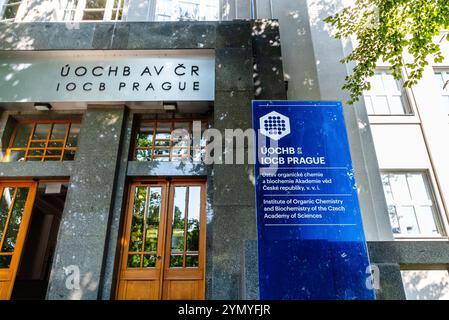 Ingresso principale dell'Istituto di chimica organica e biochimica dell'Accademia ceca delle scienze Foto Stock