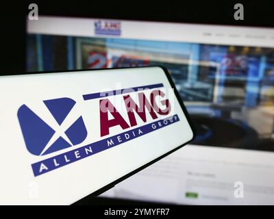 Stoccarda, Germania, 07-01-2024: Telefono cellulare con logo della compagnia televisiva americana Allen Media Group (AMG) davanti al sito web aziendale. Concentrati su Foto Stock