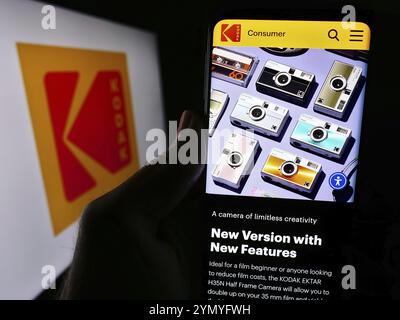 Stoccarda, Germania, 04-17-2024: Persona che detiene il cellulare con pagina web dell'azienda di elettronica statunitense Eastman Kodak Company davanti al logo. Concentrati sul cent Foto Stock