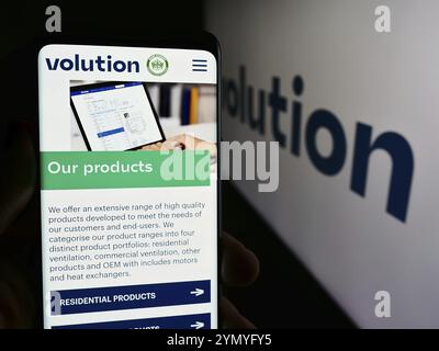 Stoccarda, Germania, 05-30-2024: Persona che possiede un telefono cellulare con pagina web della società britannica di apparecchiature di ventilazione Volution Group plc con logo. Concentrati Foto Stock