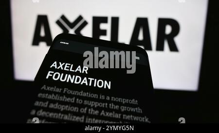 Stoccarda, Germania, 05-07-2024: Telefono cellulare con sito web della società di sviluppo della rete Axelar Foundation davanti al logo. Concentrati sulla parte superiore sinistra del phon Foto Stock