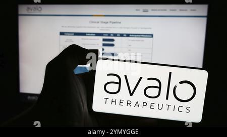 Stoccarda, Germania, 04-28-2024: Persona che detiene uno smartphone con il logo della società statunitense di biotecnologie Avalo Therapeutics Inc. Davanti al sito Web. Concentrati su Foto Stock