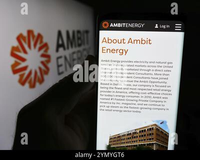 Stoccarda, Germania, 07-16-2024: Persona con smartphone con pagina web della società di marketing multilivello statunitense ambit Energy davanti al logo. Concentratevi sul cen Foto Stock