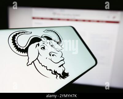 Stoccarda, Germania, 04-05-2024: Telefono cellulare con logo del progetto di collaborazione software GNU Project davanti al sito web. Concentrati sul centro del telefono Foto Stock