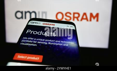 Stoccarda, Germania, 05-31-2024: Telefono cellulare con sito web della società austriaca di elettronica ams OSRAM AG davanti al logo aziendale. Messa a fuoco in alto a sinistra di Foto Stock