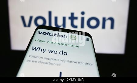 Stoccarda, Germania, 05-30-2024: Smartphone con pagina web della società britannica di apparecchiature di ventilazione Volution Group plc davanti al logo aziendale. Messa a fuoco o Foto Stock