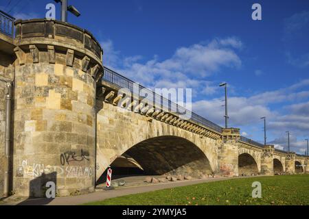 A Dresda, due ponti sull'Elba tra Wilsdruffer Vorstadt e Innere Neustadt sono noti come Marienbruecke. Il ponte ad arco in pietra lungo 434 m. Foto Stock