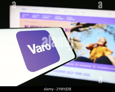 Stuttgart, Germania, 07-12-2024: Smartphone con logo della società americana di servizi finanziari varo Bank N.A. davanti al sito web aziendale. Concentrati sul cent Foto Stock