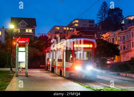 Il tram della Light Rail si fermò al Mission Dolores Park di notte a San Francisco, California, USA Foto Stock