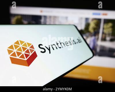 Stoccarda, Germania, 03-08-2024: Cellulare con logo della società americana di intelligenza artificiale Synthesis ai Inc. Davanti al sito web aziendale. Concentrati Foto Stock