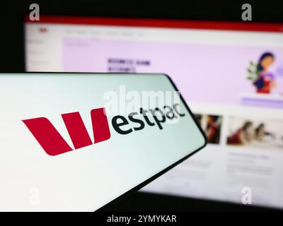 Stoccarda, Germania, 03-16-2024: Telefono cellulare con logo della società finanziaria australiana Westpac Banking Corporation davanti al sito web. Concentrati sul cente Foto Stock