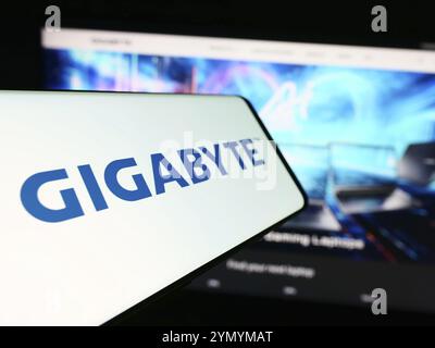 Stoccarda, Germania, 02-24-2024: Smartphone con logo della società di hardware computer taiwanese Gigabyte Technology davanti al sito web. Focalizzazione sul centro-l Foto Stock