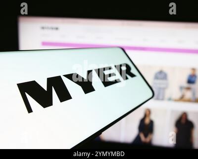 Stoccarda, Germania, 03-05-2024: Telefono cellulare con logo della società australiana Myer Holdings Ltd. Di fronte al sito web aziendale. Concentrati sulla sinistra di Pho Foto Stock