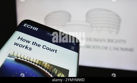 Stoccarda, Germania, 05-21-2024: Smartphone con sito web della Corte europea dei diritti dell'uomo (CEDU) davanti al logo. Concentrati sulla parte superiore Foto Stock