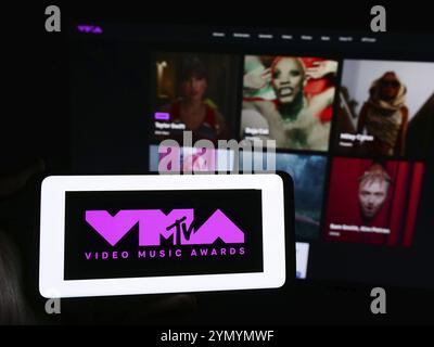 Stoccarda, Germania, 03-19-2024: Persona in possesso di smartphone con logo della premiazione MTV Video Music Awards (VMA) davanti al sito web. Concentrati sul telefono Foto Stock