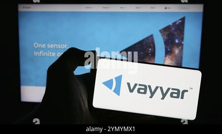 Stoccarda, Germania, 03-27-2024: Persona che detiene un telefono cellulare con il logo della società israeliana di semiconduttori Vayyar Imaging Ltd. Di fronte al business web pa Foto Stock