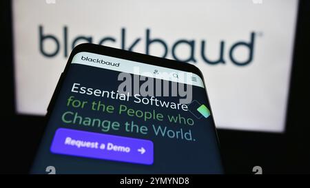 Stoccarda, Germania, 04-28-2024: Telefono cellulare con sito web della società di software statunitense Blackbaud Inc. Davanti al logo aziendale. Concentrati sulla parte superiore sinistra del telefono Foto Stock