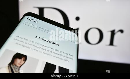 Stoccarda, Germania, 03-01-2024: Smartphone con sito web dell'azienda francese di moda di lusso Christian Dior se davanti al logo aziendale. Concentrati sulla sinistra superiore Foto Stock