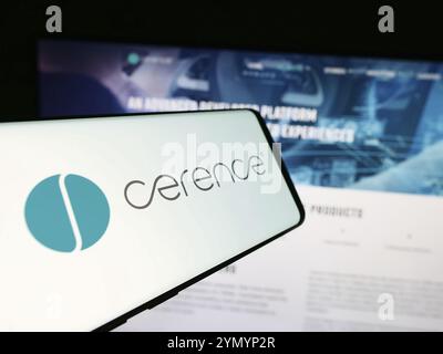 Stoccarda, Germania, 07-06-2024: Telefono cellulare con logo della società americana di software automobilistico Cerence Inc. Davanti al sito web aziendale. Concentratevi sul cen Foto Stock