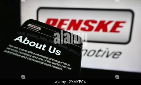 Stoccarda, Germania, 05-23-2024: Telefono cellulare con pagina web della concessionaria statunitense Penske Automotive Group Inc. Davanti al logo aziendale. Concentrati su a. Foto Stock