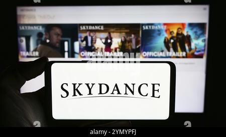 Stoccarda, Germania, 03-07-2024: Persona che tiene un telefono cellulare con il logo della società di produzione cinematografica americana Skydance Media LLC davanti alla pagina web. Fil Foto Stock