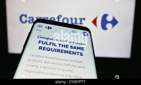 Stoccarda, Germania, 03-01-2024: Telefono cellulare con sito web della società francese Carrefour S.A. davanti al logo aziendale. Concentrati sulla parte superiore sinistra del phon Foto Stock