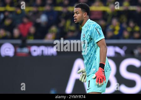 Dortmund, Germania. 23 novembre 2024. Fussball 1. Bundesliga 11. Spieltag Borussia Dortmund - SC Freiburg AM 23.11.2024 im Signal Iduna Park a Dortmund Noah Atubolu ( Friburgo ) le normative DFL vietano qualsiasi uso di fotografie come sequenze di immagini e/o quasi-video. Foto: Revierfoto credito: ddp media GmbH/Alamy Live News Foto Stock