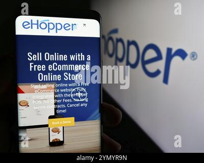 Stoccarda, Germania, 05-27-2024: Persona che detiene il cellulare con pagina web della società di sistemi POS statunitense eHopper Services Inc. Con logo. Concentratevi su ce Foto Stock