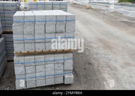 È in corso la costruzione di una nuova strada con carreggiata e marciapiede Foto Stock