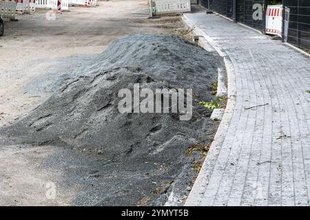 È in corso la costruzione di una nuova strada con carreggiata e marciapiede Foto Stock