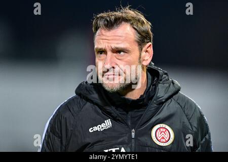 Unterhaching, Deutschland. 23 novembre 2024. Trainer Nils Döring (SV Wehen Wiesbaden) Einzelbild, Aktion, Action, 23.11.2024, Unterhaching (Deutschland), Fussball, 3. LIGA, SPVGG UNTERHACHING - SV WEHEN WIESBADEN, LE NORMATIVE DFB/DFL VIETANO QUALSIASI USO DI FOTOGRAFIE COME SEQUENZE DI IMMAGINI E/O QUASI-VIDEO. Credito: dpa/Alamy Live News Foto Stock