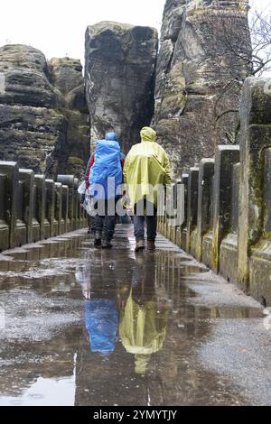 Persone sotto la pioggia sul ponte Bastei Foto Stock