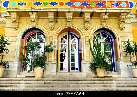 HÃ tel des Arts, Tolone 20241031cd177 HÃ tel des Arts zeitgenössische Kunst Museum Ausstellungen moderne Kunst, Kunstmuseum, Kunstwerke, Kunstszene, Avantgarde, Künstler, Malerei, Skulpturen, Kunstinstallation, Kunstgalerie, Kreativität, Inspiration, Kunstförderung, Kunstsammlung, Kunstgeschichte, Kunstvermittlung, Design, Exponate, Kunstobjekte, Museumskultur, Besucher, Kunstkritik, Kunstmarkt, Kulturzentrum, Kunstpädagogik, Kunstliebhaber, Kunstspaziergang, kulturelles Erbe, Kunstschaffen, Interaktive Kunst, künstlerischer Ausdruck, Kunstfotografie, Kunstvideos, Performancekunst, Zeichnungen Foto Stock