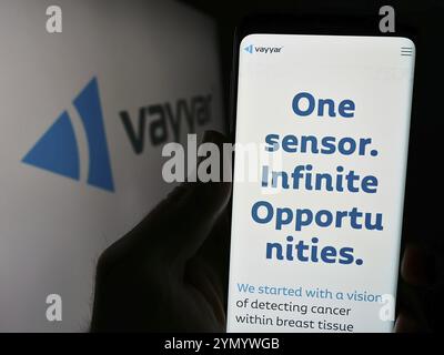 Stoccarda, Germania, 03-27-2024: Persona che detiene il cellulare con il sito web della società israeliana di semiconduttori Vayyar Imaging Ltd. Davanti al logo. Concentrati su Foto Stock